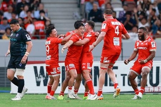 　ラグビーリーグワン１部プレーオフ決勝で東京ベイを破って初優勝し、喜ぶ李承信（左から３人目）ら神戸フィフティーン＝７日、東京・ＭＵＦＧスタジアム