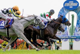 　第７６回安田記念を制した武豊騎乗のシックスペンス（右）＝東京競馬場