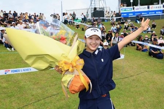 　通算８アンダーでツアー初優勝し、喜ぶ吉田鈴＝ヨネックスＣＣ