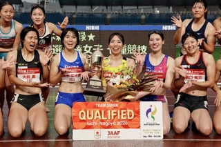 　女子七種競技を終え、写真に納まる田中友梨（前列中央）ら＝ヒマラヤスタジアム岐阜