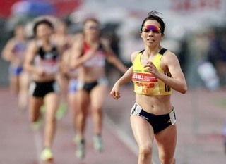 　女子七種競技　日本新記録で２連覇した田中友梨の８００メートル＝ヒマラヤスタジアム岐阜