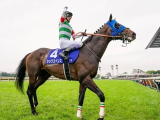 　第７６回安田記念をシックスペンスで制し、喜ぶ武豊騎手＝東京競馬場