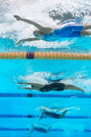 　女子４００メートル個人メドレー決勝　バタフライで力泳する成田実生（上）。４分３５秒１６で優勝した＝東京アクアティクスセンター