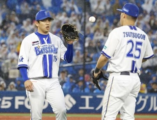 　１２回、ソフトバンクに勝ち越しを許したＤｅＮＡ・山崎（左）。右は筒香＝横浜
