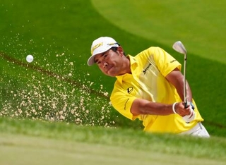 　最終ラウンド、１１番でバンカーショットを放つ松山英樹。通算７オーバーで４３位＝７日、ミュアフィールドビレッジＧＣ（共同）