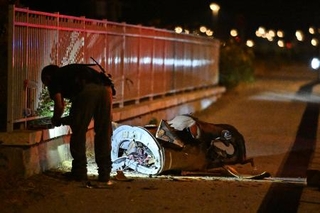 　８日、イスラエル北部で迎撃されたイランのミサイルの破片を調べる治安部隊（ＡＰ＝共同）