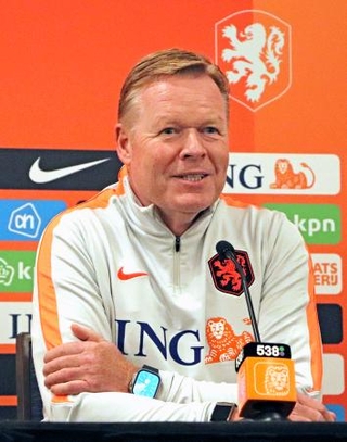 　ウズベキスタンとの親善試合を前に、記者会見するオランダのクーマン監督＝７日、米ニューヨーク近郊（共同）