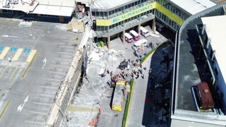 　フィリピンのミンダナオ島で、損壊した建物近くに集まった救急隊員ら＝８日、ジェネラルサントス（ＧｅｎＳａｎ　ＤＥＶ提供、ロイター＝共同）