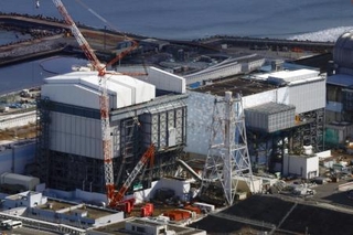 　東京電力福島第１原発の１号機（左）と２号機＝２月