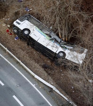 　国道から転落、横転したスキーバス＝２０１６年１月、長野県軽井沢町