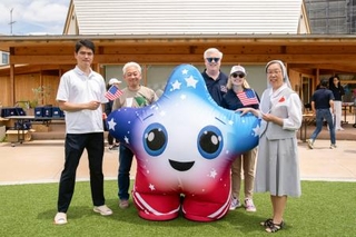 　東京都北区の児童養護施設「星美ホーム」に防災キットを届けた米国のグラス駐日大使（中央）ら＝６日（在日米大使館提供）