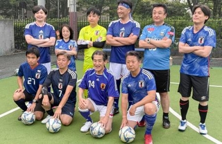 　オランダなど３カ国の在日大使館関係者らとのフットサル大会に臨む超党派議連のメンバーら＝８日午後、東京都内