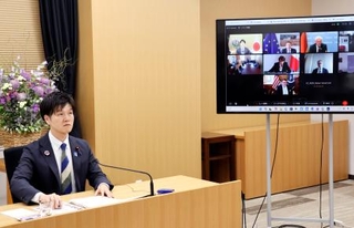 　オンライン形式のＧ７農相会合に出席した鈴木農相＝８日午後、農水省