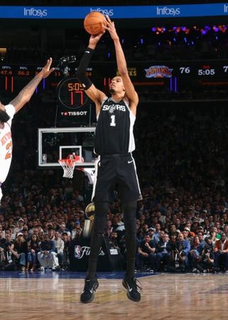 　ニックスとのＮＢＡ決勝第３戦で３点シュートを放つスパーズのウェンバンヤマ＝ニューヨーク（ＮＢＡＥ・ゲッティ＝共同）
