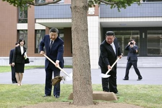 　朝鮮労働党の幹部養成機関「中央幹部学校」で植樹する中国の習近平国家主席（手前左）と北朝鮮の金正恩朝鮮労働党総書記＝９日、平壌（新華社＝共同）