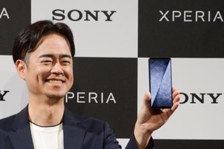 　発表会で新型エクスペリアをアピールするソニーの大沢斉氏＝５月、東京都渋谷区