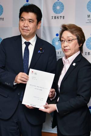 　松本文科相（左）に要望書を提出するＪＯＣの橋本聖子会長＝９日、文科省