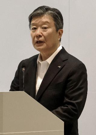 　事業説明会で発言するシャープの河村哲治社長＝９日午後、東京都港区（同社提供）