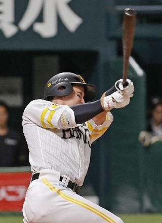 　３回ソフトバンク２死一塁、栗原が右越えに２打席連続となる２ランを放つ＝みずほペイペイドーム
