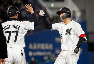 　６回、勝ち越し打を放ち、コーチとタッチを交わすロッテ・西川＝ＺＯＺＯマリン