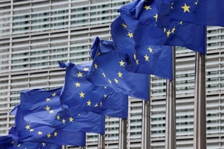 　ブリュッセルの本部前ではためく「ＥＵ旗」（ロイター＝共同）