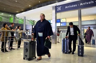 　大相撲パリ公演に向け、フランスのシャルル・ドゴール空港に到着した横綱豊昇龍＝９日、パリ近郊（共同）
