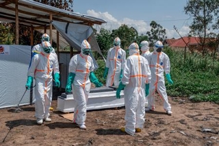 　コンゴ東部イトゥリ州でエボラ出血熱による死者の遺体回収や埋葬、消毒に当たる医療従事者＝８日（ゲッティ＝共同）