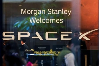　米大手銀行モルガン・スタンレーの建物に掲げられたスペースＸ新規株式公開の宣伝＝９日、ニューヨーク（ロイター＝共同）