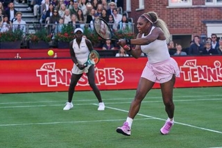 　テニスのＨＳＢＣ選手権の女子ダブルスで競技復帰したセリーナ・ウィリアムズ（手前）＝ロンドン（ＡＰ＝共同）