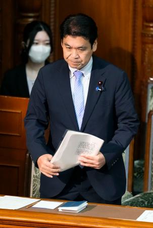　参院本会議で学校教育法などの改正案が可決、成立し、一礼する松本文科相＝１０日午前