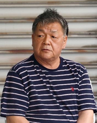 　警視庁目白署に入る長友栄機容疑者＝８日