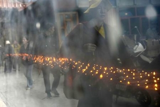 　チベット寺院の近くでともされるろうそく＝５月、中国四川省カンゼ・チベット族自治州カンゼ県（共同）