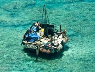 　南シナ海スカボロー礁で確認された構造物（フィリピン沿岸警備隊提供・共同）