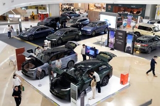 　北京市内の商業施設に展示された車＝５月（共同）