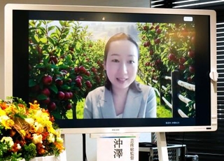 　ベルリンからリモートで記者会見する指揮者の沖澤のどかさん