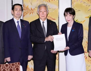 　皇族数確保策に関する「立法府の総意」のとりまとめを森衆院議長（中央）と関口参院議長（左）から受け取る高市首相＝１０日午後、国会