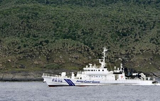 　沖縄県・尖閣諸島の魚釣島周辺を航行する海上保安庁の巡視船＝２０２４年