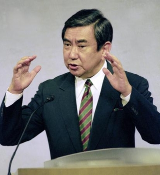 　１９９３年８月、従軍慰安婦問題について談話を発表する河野洋平官房長官＝首相官邸
