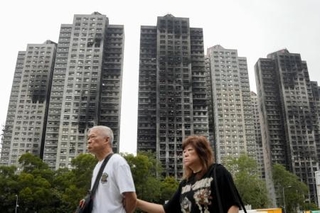 　大規模火災が起きた高層住宅群＝３月、香港（共同）