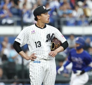 　１回、中日・石川昂（奥）に２ランを浴びたロッテ・毛利＝ＺＯＺＯマリン