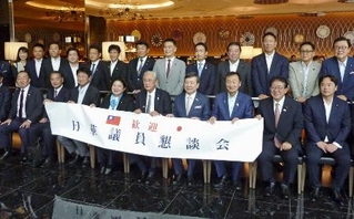 　台湾出発を前に、記念写真に納まる超党派の議員連盟「日華議員懇談会」のメンバーら＝昨年１０月、羽田空港
