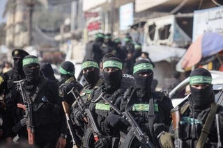 　イスラム組織ハマスの戦闘員ら＝昨年２月、パレスチナ自治区ガザ（ゲッティ＝共同）
