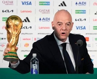 　サッカーＷ杯北中米３カ国大会の開幕を前に、記者会見するＦＩＦＡのインファンティノ会長＝１０日、メキシコ市（共同）