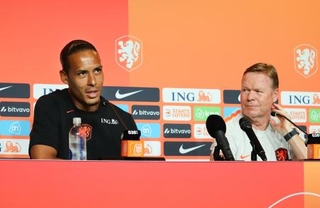 　記者会見でＷ杯への抱負を語るオランダのファンダイク。右はクーマン監督＝１０日、カンザスシティー（共同）