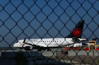 　カナダ・トロントのピアソン国際空港に駐機するエア・カナダ機＝昨年８月（ゲッティ＝共同）