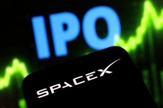 　米スペースＸのロゴと新規株式公開（ＩＰＯ）の文字（ロイター＝共同）