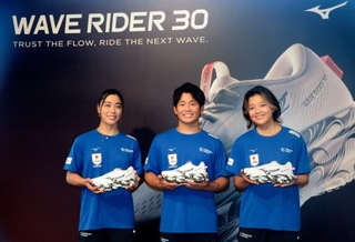　イベントに参加したサーフィン女子の都筑有夢路（左）と池田美来（右）、男子の大原洋人＝１０日、神奈川県鎌倉市