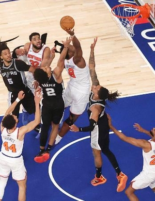 　スパーズとのＮＢＡ決勝第４戦で決勝点を挙げるニックスのアヌノビー（中央・８）＝ニューヨーク（ＮＢＡＥ・ゲッティ＝共同）