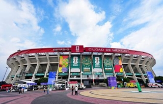　サッカーＷ杯北中米３カ国大会の開幕戦を控えるメキシコシティー競技場＝１０日、メキシコ市（共同）