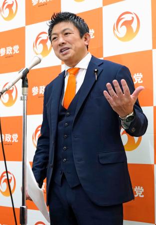 　再審制度の見直しを巡り、記者会見する参政党の神谷代表＝１１日午後、国会
